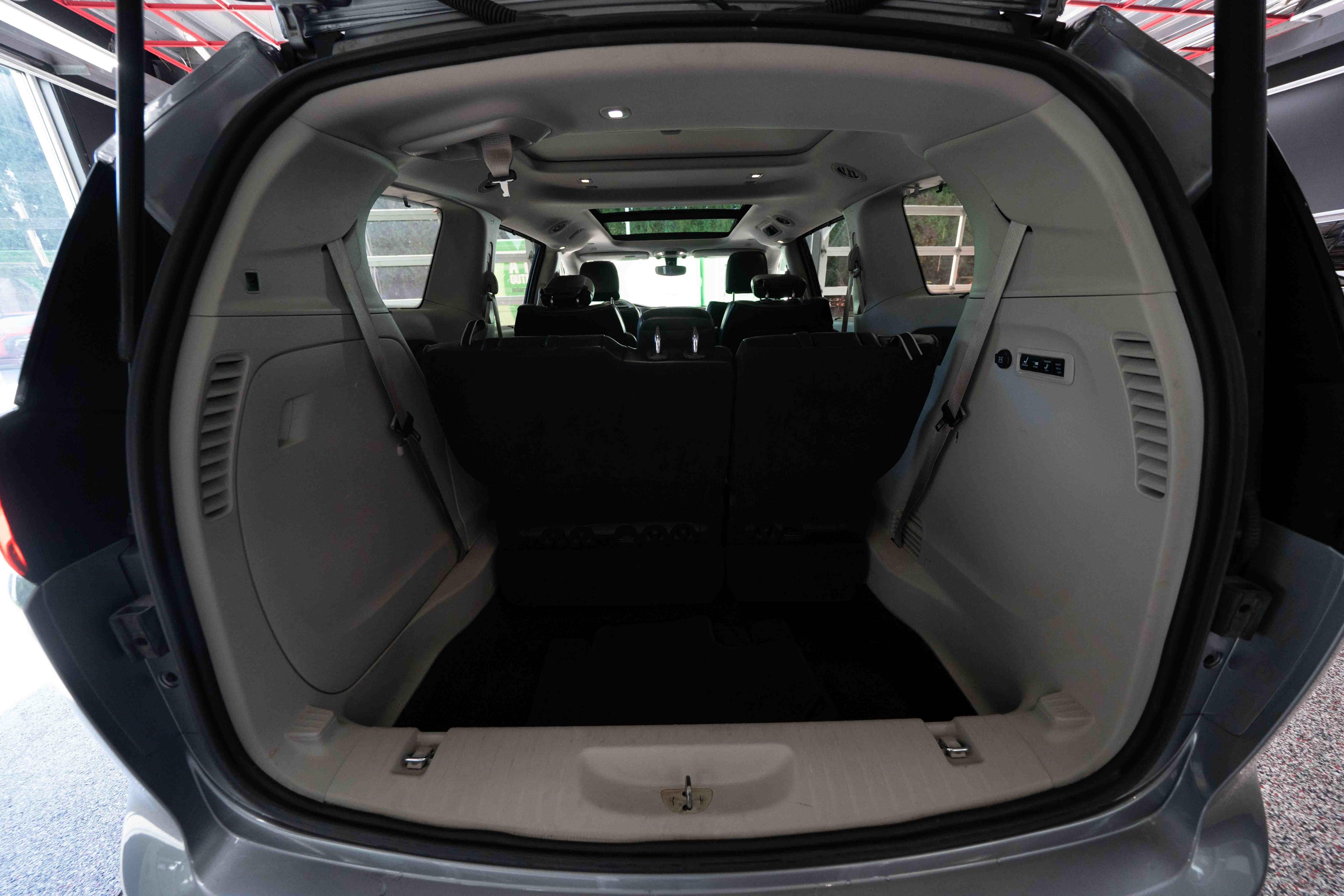 Used 2018 Chrysler Pacifica Limited FWD image 28