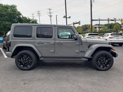 Used 2023 Jeep Wrangler Unlimited Sahara AWD/4WD image 11