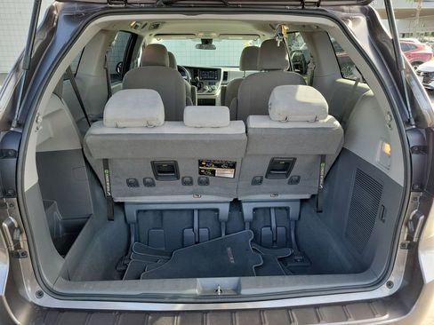 Used 2020 Toyota Sienna L w/ Carpet Mat Package FWD image 22