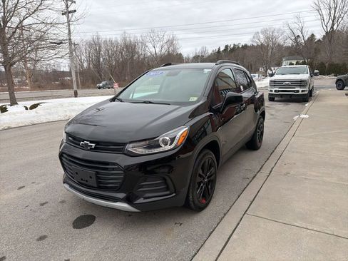 Used 2018 Chevrolet Trax LT w/ Sun & Sound Package AWD/4WD image 3