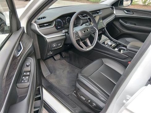 Certified 2023 Jeep Grand Cherokee Limited w/ Black Appearance Package AWD/4WD image 9