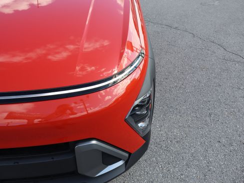 Certified 2025 Hyundai Kona SEL AWD/4WD image 10