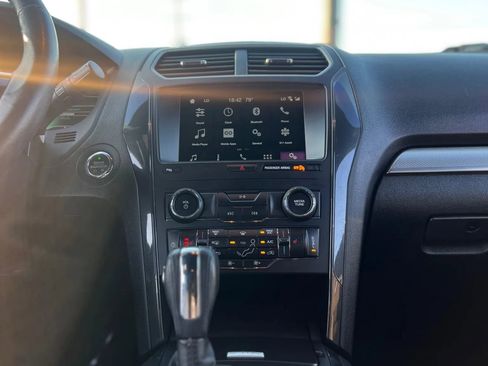 Used 2018 Ford Explorer XLT w/ Equipment Group 202A image 9