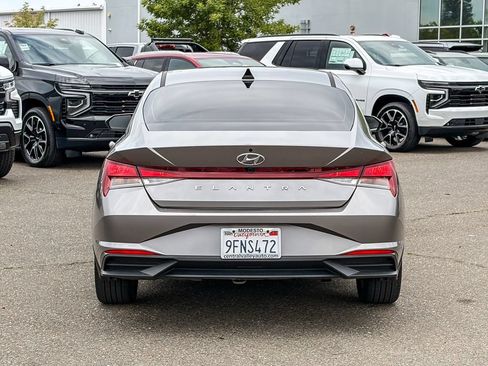 Used 2023 Hyundai Elantra SEL w/ Convenience Package FWD image 3
