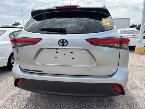 Used 2022 Toyota Highlander L FWD image 7