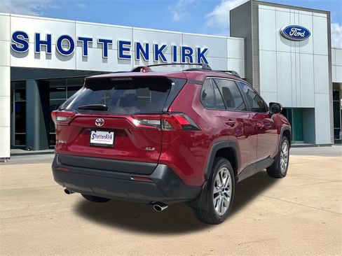 Used 2023 Toyota RAV4 XLE Premium image 8