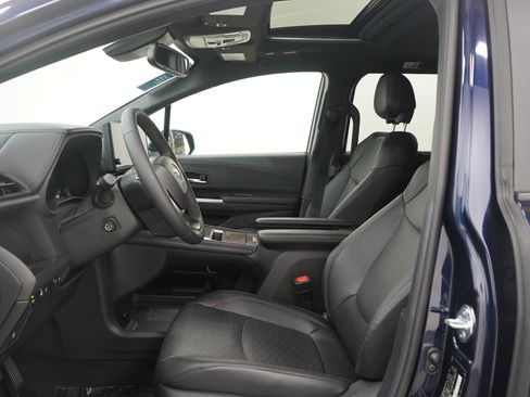 Used 2025 Toyota Sienna Platinum image 29
