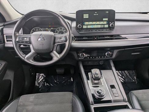 Used 2024 Mitsubishi Outlander SE image 15