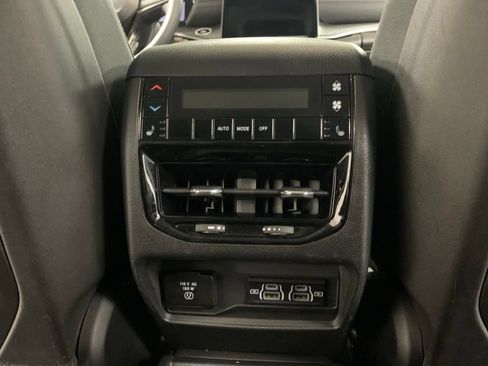 Used 2023 Jeep Grand Cherokee L Limited AWD/4WD image 11