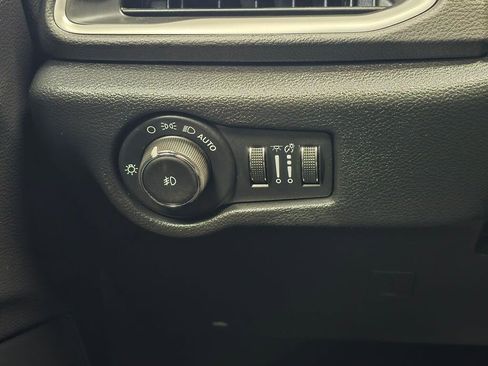 Used 2025 Chrysler Pacifica Select image 25