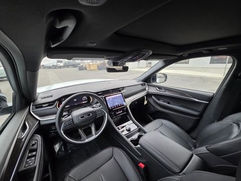 New 2025 Jeep Grand Cherokee Limited image 18