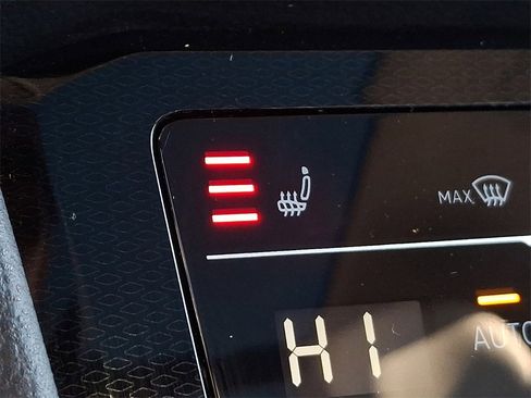 Certified 2025 Volkswagen Taos SE w/ Panoramic Sunroof Package image 25