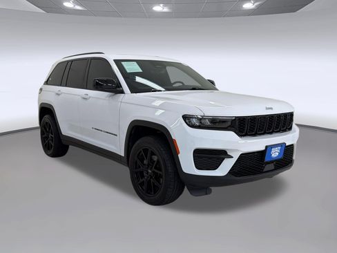 Used 2025 Jeep Grand Cherokee Laredo X AWD/4WD image 7