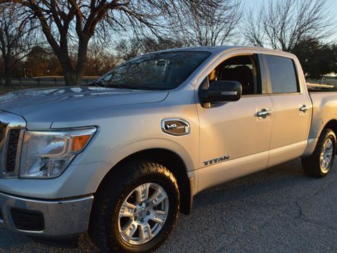 Used 2017 Nissan Titan SV image 4
