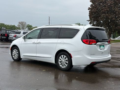 Used 2019 Chrysler Pacifica Touring-L FWD image 6