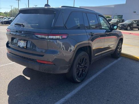 Used 2024 Jeep Grand Cherokee Altitude AWD/4WD image 3