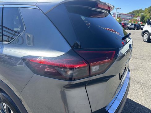 Used 2021 Nissan Rogue SV w/ Premium Package image 9