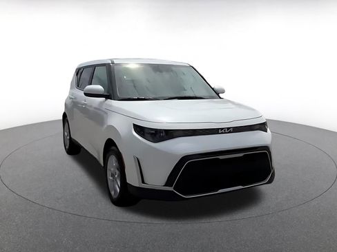 Used 2025 Kia Soul LX w/ LX Technology Package FWD image 3