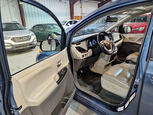Used 2017 Toyota Sienna FWD image 12