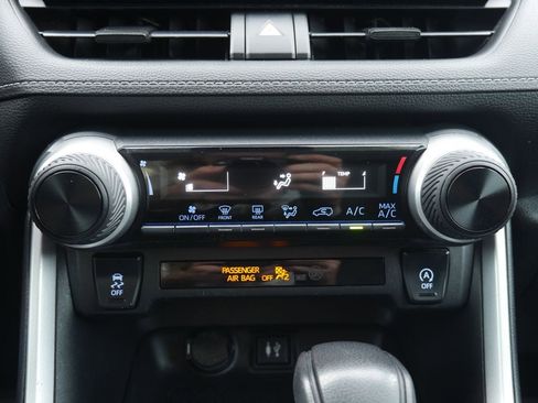 Used 2019 Toyota RAV4 LE w/ All Weather Liner Package AWD/4WD image 40