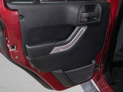 Used 2011 Jeep Wrangler Unlimited Sahara AWD/4WD image 10