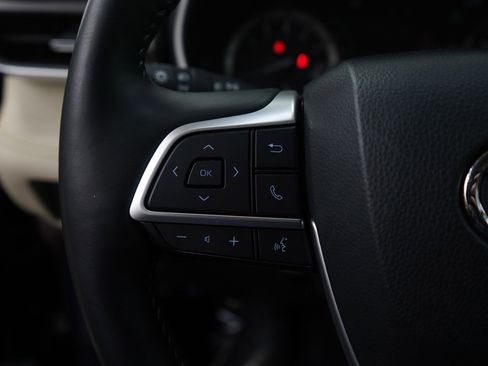 Used 2022 Toyota Highlander XLE image 17