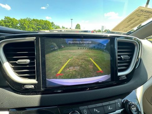 Used 2023 Chrysler Pacifica Touring-L FWD image 20