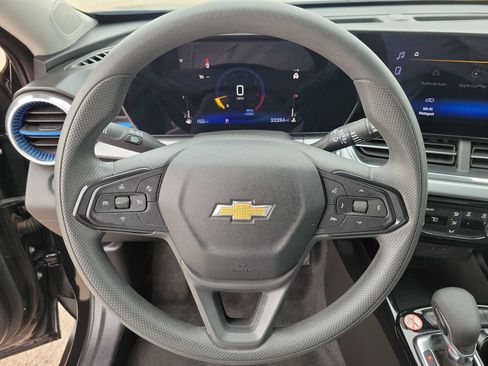 Used 2025 Chevrolet Trax LT FWD image 19