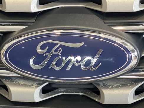 Used 2017 Ford Explorer XLT w/ Equipment Group 202A AWD/4WD image 10