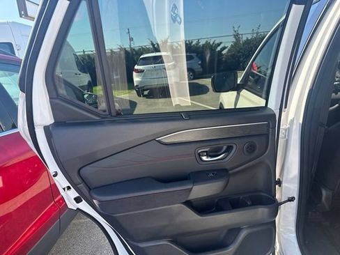 Used 2026 Honda Pilot Black Edition image 15