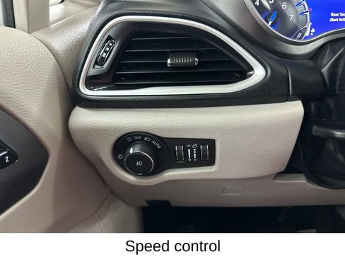 Used 2024 Chrysler Pacifica Touring-L FWD image 40