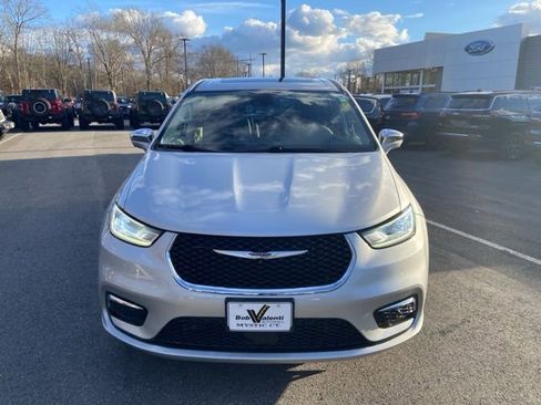 Used 2022 Chrysler Pacifica Limited FWD image 9