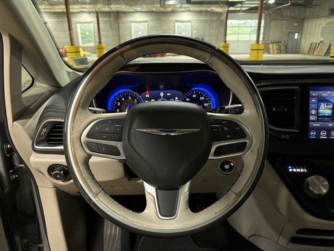 Used 2019 Chrysler Pacifica Limited image 19