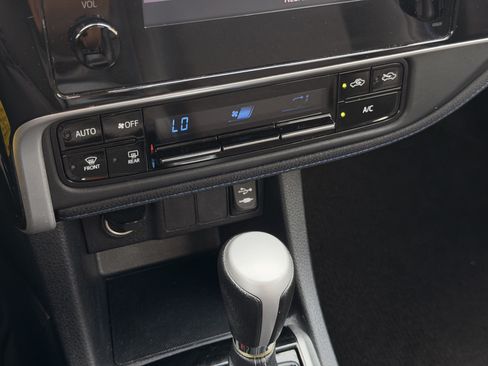Used 2018 Toyota Corolla SE w/ Carpet Mat Package (TMS) FWD image 24