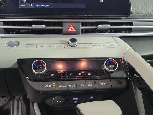 New 2025 Hyundai Elantra Limited image 16