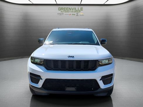 New 2025 Jeep Grand Cherokee Altitude image 9