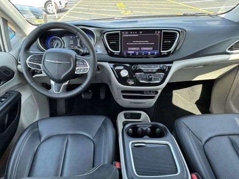Used 2023 Chrysler Pacifica Touring-L FWD image 14