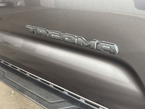 Used 2021 Toyota Tacoma TRD Sport image 9