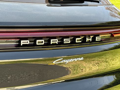 Certified 2025 Porsche Cayenne AWD/4WD image 33