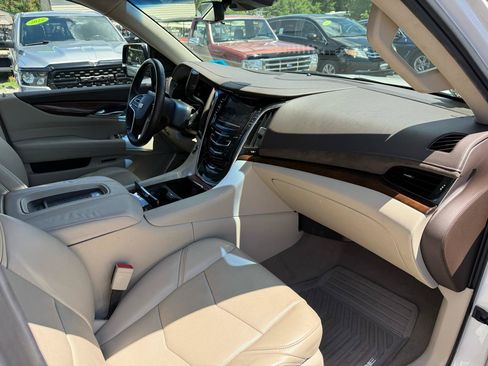 Used 2017 Cadillac Escalade ESV Premium Luxury AWD/4WD image 18