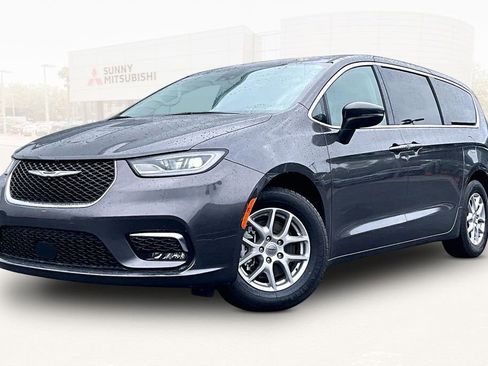 Used 2023 Chrysler Pacifica Touring-L FWD image 1
