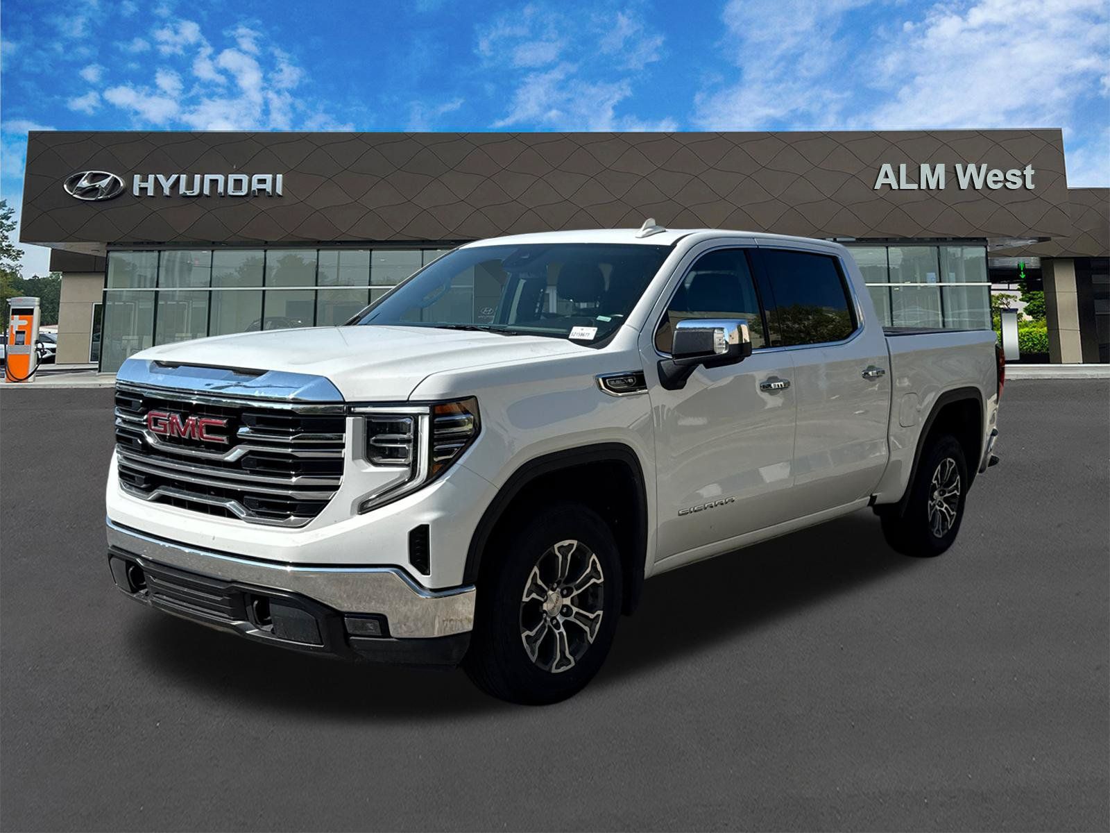 Used 2025 GMC Sierra 1500 SLT RWD image 1