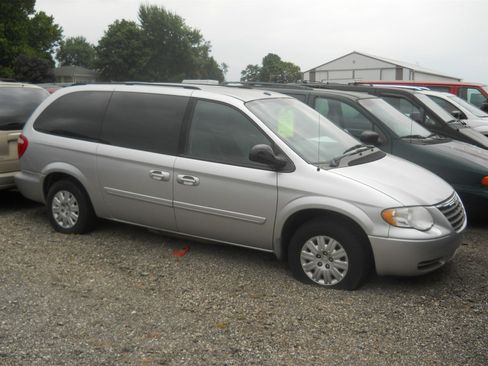 Used 2006 Chrysler Town & Country LX w/ Popular Equipment Group II image 1