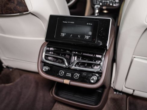 Used 2025 Bentley Bentayga Extended Wheelbase image 27