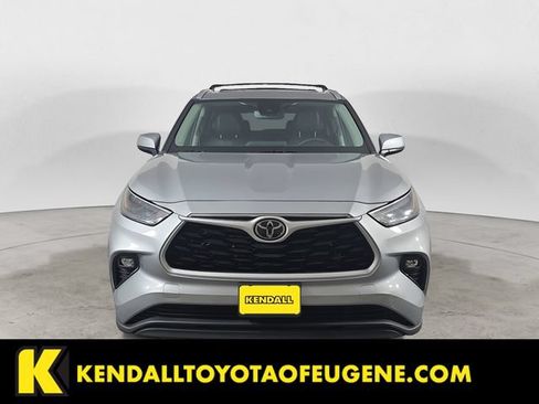 Used 2022 Toyota Highlander XLE AWD/4WD image 2