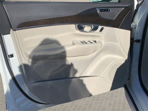 Used 2018 Volvo XC90 T6 Momentum w/ Convenience Package image 16