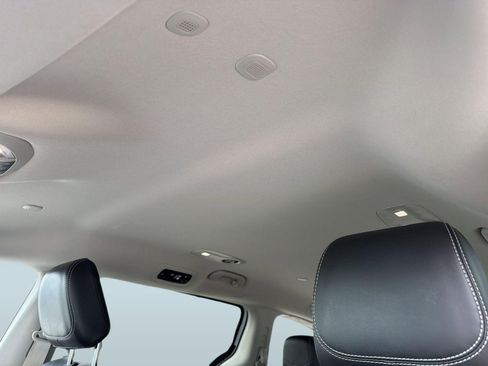 Used 2024 Chrysler Pacifica Touring-L FWD image 15