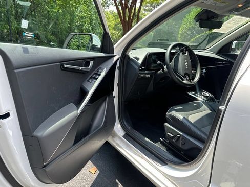 Used 2024 Kia Niro EX w/ EX Cold Weather Package FWD image 5