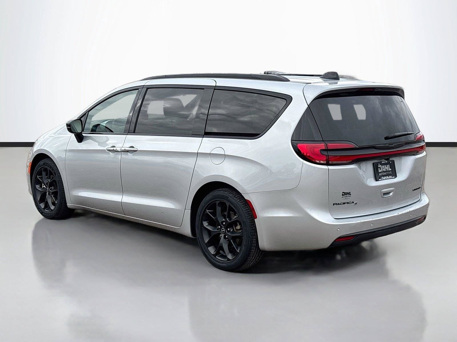 Certified 2026 Chrysler Pacifica Limited w/ S Appearance Package FWD image 10