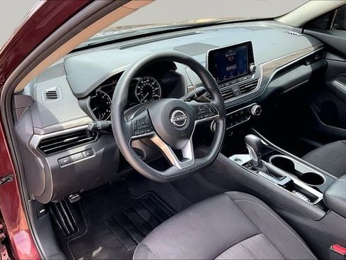 Used 2024 Nissan Altima 2.5 SV FWD image 12